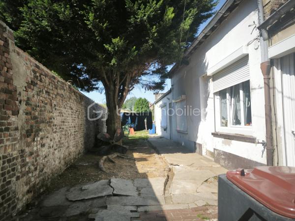 Maison avec travaux 
3 chambres 
salon salle a manger cuisine ouverte (Pas de cuisine posé)
Salle de bain 
WC séparer 
Grand terrain  
3 pièces a l’arrière de la maison donnant sur la terrasse 
Important travaux a effectuer 
La maison est libre de toute occupation 
Aucune négociation seras accepté 
Prix donné par jugement