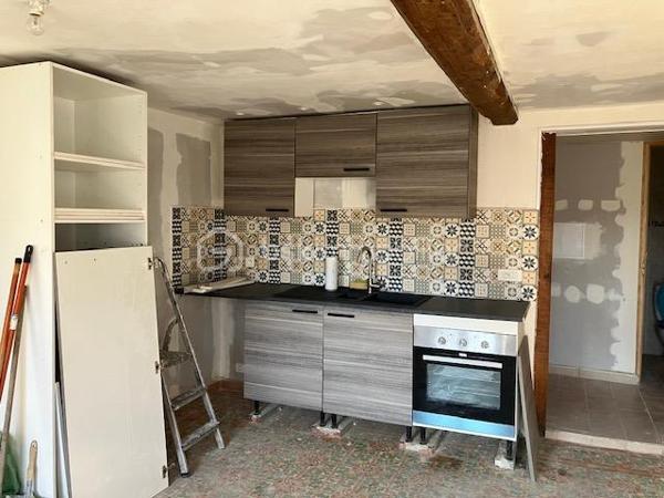 En Exclusivité avec votre agent immobilier Sylvain ORFANI du réseau BSK Immobilier, une maison de 130 m² située dans la charmante commune de Leuze dans l'Aisne.
Ce bien immobilier, niché au cœur d'un village typique de la Thiérache, se divise en deux parties distinctes. 
La première partie de la maison est en grande partie rénovée. Il comprend un vaste salon de 42 m², quatre chambres spacieuses dont deux au rez-de-chaussée et deux à l'étage, avec des surfaces comprises entre 11 et 14 m². La cuisine équipée a un style contemporain. Elle s'accompagne d'une salle de bain également mise au goût du jour. Au sol dans le salon et une chambre il y a un beau carrelage d'époque dans un état impeccable. 
Les travaux de finition à prévoir sont le revêtement de sol au 1er étage et salle de bain et peindre les murs. 
La seconde partie, indépendante, offre une surface de 47 m² (en dehors des 140 m2 de surface habitable )avec une entrée individuelle, idéale pour créer un logement autonome ou pour être rattachée à la partie principale en fonction des projets des futurs propriétaires. Cette seconde partie nécessite une rénovation complète, offrant un réel potentiel pour personnaliser cet espace unique. 

Il y a également un grand garage pour faire un atelier ou lieu de réception en été. 
..................
Exclusively with your real estate agent Sylvain ORFANI of the BSK Immobilier network, a 130 m² house located in the charming town of Leuze in the Aisne department.

This property, nestled in the heart of a typical Thiérache village, is divided into two distinct sections.

The first section of the house is largely renovated. It includes a spacious 42 m² living room, four large bedrooms (two on the ground floor and two upstairs) ranging in size from 11 to 14 m². The fitted kitchen has a contemporary style. It is complemented by a bathroom that has also been updated. The living room and one bedroom feature beautiful period tiles in impeccable condition.

The finishing work required includes flooring on the first floor and in the bathroom, and painting the walls. The second, independent section offers 47 m² of space (in addition to the 140 m² of living space) with its own entrance, ideal for creating a self-contained apartment or for connecting to the main house, depending on the future owners' plans. This second section requires complete renovation, offering real potential for personalizing this unique space.

There is also a large garage suitable for use as a workshop or summer reception area.