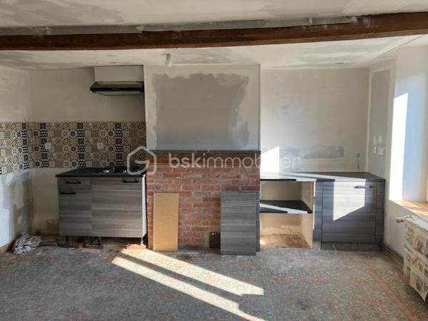 En Exclusivité avec votre agent immobilier Sylvain ORFANI du réseau BSK Immobilier, une maison de 130 m² située dans la charmante commune de Leuze dans l'Aisne.
Ce bien immobilier, niché au cœur d'un village typique de la Thiérache, se divise en deux parties distinctes. 
La première partie de la maison est en grande partie rénovée. Il comprend un vaste salon de 42 m², quatre chambres spacieuses dont deux au rez-de-chaussée et deux à l'étage, avec des surfaces comprises entre 11 et 14 m². La cuisine équipée a un style contemporain. Elle s'accompagne d'une salle de bain également mise au goût du jour. Au sol dans le salon et une chambre il y a un beau carrelage d'époque dans un état impeccable. 
Les travaux de finition à prévoir sont le revêtement de sol au 1er étage et salle de bain et peindre les murs. 
La seconde partie, indépendante, offre une surface de 47 m² (en dehors des 140 m2 de surface habitable )avec une entrée individuelle, idéale pour créer un logement autonome ou pour être rattachée à la partie principale en fonction des projets des futurs propriétaires. Cette seconde partie nécessite une rénovation complète, offrant un réel potentiel pour personnaliser cet espace unique. 

Il y a également un grand garage pour faire un atelier ou lieu de réception en été. 
..................
Exclusively with your real estate agent Sylvain ORFANI of the BSK Immobilier network, a 130 m² house located in the charming town of Leuze in the Aisne department.

This property, nestled in the heart of a typical Thiérache village, is divided into two distinct sections.

The first section of the house is largely renovated. It includes a spacious 42 m² living room, four large bedrooms (two on the ground floor and two upstairs) ranging in size from 11 to 14 m². The fitted kitchen has a contemporary style. It is complemented by a bathroom that has also been updated. The living room and one bedroom feature beautiful period tiles in impeccable condition.

The finishing work required includes flooring on the first floor and in the bathroom, and painting the walls. The second, independent section offers 47 m² of space (in addition to the 140 m² of living space) with its own entrance, ideal for creating a self-contained apartment or for connecting to the main house, depending on the future owners' plans. This second section requires complete renovation, offering real potential for personalizing this unique space.

There is also a large garage suitable for use as a workshop or summer reception area.