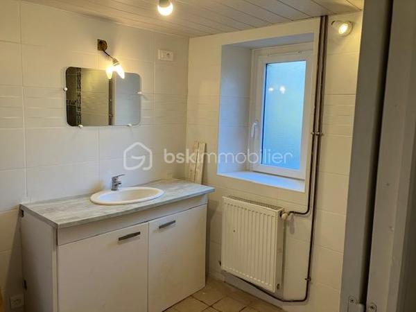 En Exclusivité avec votre agent immobilier Sylvain ORFANI du réseau BSK Immobilier, une maison de 130 m² située dans la charmante commune de Leuze dans l'Aisne.
Ce bien immobilier, niché au cœur d'un village typique de la Thiérache, se divise en deux parties distinctes. 
La première partie de la maison est en grande partie rénovée. Il comprend un vaste salon de 42 m², quatre chambres spacieuses dont deux au rez-de-chaussée et deux à l'étage, avec des surfaces comprises entre 11 et 14 m². La cuisine équipée a un style contemporain. Elle s'accompagne d'une salle de bain également mise au goût du jour. Au sol dans le salon et une chambre il y a un beau carrelage d'époque dans un état impeccable. 
Les travaux de finition à prévoir sont le revêtement de sol au 1er étage et salle de bain et peindre les murs. 
La seconde partie, indépendante, offre une surface de 47 m² (en dehors des 140 m2 de surface habitable )avec une entrée individuelle, idéale pour créer un logement autonome ou pour être rattachée à la partie principale en fonction des projets des futurs propriétaires. Cette seconde partie nécessite une rénovation complète, offrant un réel potentiel pour personnaliser cet espace unique. 

Il y a également un grand garage pour faire un atelier ou lieu de réception en été. 
..................
Exclusively with your real estate agent Sylvain ORFANI of the BSK Immobilier network, a 130 m² house located in the charming town of Leuze in the Aisne department.

This property, nestled in the heart of a typical Thiérache village, is divided into two distinct sections.

The first section of the house is largely renovated. It includes a spacious 42 m² living room, four large bedrooms (two on the ground floor and two upstairs) ranging in size from 11 to 14 m². The fitted kitchen has a contemporary style. It is complemented by a bathroom that has also been updated. The living room and one bedroom feature beautiful period tiles in impeccable condition.

The finishing work required includes flooring on the first floor and in the bathroom, and painting the walls. The second, independent section offers 47 m² of space (in addition to the 140 m² of living space) with its own entrance, ideal for creating a self-contained apartment or for connecting to the main house, depending on the future owners' plans. This second section requires complete renovation, offering real potential for personalizing this unique space.

There is also a large garage suitable for use as a workshop or summer reception area.