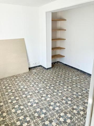 En Exclusivité avec votre agent immobilier Sylvain ORFANI du réseau BSK Immobilier, une maison de 130 m² située dans la charmante commune de Leuze dans l'Aisne.
Ce bien immobilier, niché au cœur d'un village typique de la Thiérache, se divise en deux parties distinctes. 
La première partie de la maison est en grande partie rénovée. Il comprend un vaste salon de 42 m², quatre chambres spacieuses dont deux au rez-de-chaussée et deux à l'étage, avec des surfaces comprises entre 11 et 14 m². La cuisine équipée a un style contemporain. Elle s'accompagne d'une salle de bain également mise au goût du jour. Au sol dans le salon et une chambre il y a un beau carrelage d'époque dans un état impeccable. 
Les travaux de finition à prévoir sont le revêtement de sol au 1er étage et salle de bain et peindre les murs. 
La seconde partie, indépendante, offre une surface de 47 m² (en dehors des 140 m2 de surface habitable )avec une entrée individuelle, idéale pour créer un logement autonome ou pour être rattachée à la partie principale en fonction des projets des futurs propriétaires. Cette seconde partie nécessite une rénovation complète, offrant un réel potentiel pour personnaliser cet espace unique. 

Il y a également un grand garage pour faire un atelier ou lieu de réception en été. 
..................
Exclusively with your real estate agent Sylvain ORFANI of the BSK Immobilier network, a 130 m² house located in the charming town of Leuze in the Aisne department.

This property, nestled in the heart of a typical Thiérache village, is divided into two distinct sections.

The first section of the house is largely renovated. It includes a spacious 42 m² living room, four large bedrooms (two on the ground floor and two upstairs) ranging in size from 11 to 14 m². The fitted kitchen has a contemporary style. It is complemented by a bathroom that has also been updated. The living room and one bedroom feature beautiful period tiles in impeccable condition.

The finishing work required includes flooring on the first floor and in the bathroom, and painting the walls. The second, independent section offers 47 m² of space (in addition to the 140 m² of living space) with its own entrance, ideal for creating a self-contained apartment or for connecting to the main house, depending on the future owners' plans. This second section requires complete renovation, offering real potential for personalizing this unique space.

There is also a large garage suitable for use as a workshop or summer reception area.