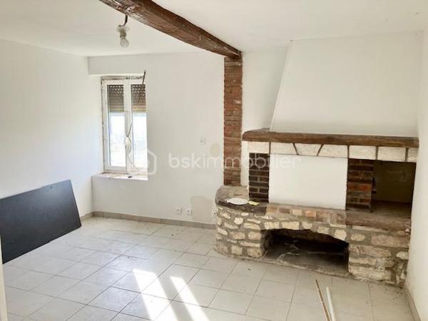 En Exclusivité avec votre agent immobilier Sylvain ORFANI du réseau BSK Immobilier, une maison de 130 m² située dans la charmante commune de Leuze dans l'Aisne.
Ce bien immobilier, niché au cœur d'un village typique de la Thiérache, se divise en deux parties distinctes. 
La première partie de la maison est en grande partie rénovée. Il comprend un vaste salon de 42 m², quatre chambres spacieuses dont deux au rez-de-chaussée et deux à l'étage, avec des surfaces comprises entre 11 et 14 m². La cuisine équipée a un style contemporain. Elle s'accompagne d'une salle de bain également mise au goût du jour. Au sol dans le salon et une chambre il y a un beau carrelage d'époque dans un état impeccable. 
Les travaux de finition à prévoir sont le revêtement de sol au 1er étage et salle de bain et peindre les murs. 
La seconde partie, indépendante, offre une surface de 47 m² (en dehors des 140 m2 de surface habitable )avec une entrée individuelle, idéale pour créer un logement autonome ou pour être rattachée à la partie principale en fonction des projets des futurs propriétaires. Cette seconde partie nécessite une rénovation complète, offrant un réel potentiel pour personnaliser cet espace unique. 

Il y a également un grand garage pour faire un atelier ou lieu de réception en été. 
..................
Exclusively with your real estate agent Sylvain ORFANI of the BSK Immobilier network, a 130 m² house located in the charming town of Leuze in the Aisne department.

This property, nestled in the heart of a typical Thiérache village, is divided into two distinct sections.

The first section of the house is largely renovated. It includes a spacious 42 m² living room, four large bedrooms (two on the ground floor and two upstairs) ranging in size from 11 to 14 m². The fitted kitchen has a contemporary style. It is complemented by a bathroom that has also been updated. The living room and one bedroom feature beautiful period tiles in impeccable condition.

The finishing work required includes flooring on the first floor and in the bathroom, and painting the walls. The second, independent section offers 47 m² of space (in addition to the 140 m² of living space) with its own entrance, ideal for creating a self-contained apartment or for connecting to the main house, depending on the future owners' plans. This second section requires complete renovation, offering real potential for personalizing this unique space.

There is also a large garage suitable for use as a workshop or summer reception area.