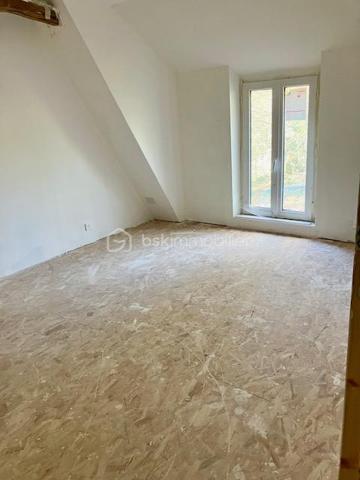 En Exclusivité avec votre agent immobilier Sylvain ORFANI du réseau BSK Immobilier, une maison de 130 m² située dans la charmante commune de Leuze dans l'Aisne.
Ce bien immobilier, niché au cœur d'un village typique de la Thiérache, se divise en deux parties distinctes. 
La première partie de la maison est en grande partie rénovée. Il comprend un vaste salon de 42 m², quatre chambres spacieuses dont deux au rez-de-chaussée et deux à l'étage, avec des surfaces comprises entre 11 et 14 m². La cuisine équipée a un style contemporain. Elle s'accompagne d'une salle de bain également mise au goût du jour. Au sol dans le salon et une chambre il y a un beau carrelage d'époque dans un état impeccable. 
Les travaux de finition à prévoir sont le revêtement de sol au 1er étage et salle de bain et peindre les murs. 
La seconde partie, indépendante, offre une surface de 47 m² (en dehors des 140 m2 de surface habitable )avec une entrée individuelle, idéale pour créer un logement autonome ou pour être rattachée à la partie principale en fonction des projets des futurs propriétaires. Cette seconde partie nécessite une rénovation complète, offrant un réel potentiel pour personnaliser cet espace unique. 

Il y a également un grand garage pour faire un atelier ou lieu de réception en été. 
..................
Exclusively with your real estate agent Sylvain ORFANI of the BSK Immobilier network, a 130 m² house located in the charming town of Leuze in the Aisne department.

This property, nestled in the heart of a typical Thiérache village, is divided into two distinct sections.

The first section of the house is largely renovated. It includes a spacious 42 m² living room, four large bedrooms (two on the ground floor and two upstairs) ranging in size from 11 to 14 m². The fitted kitchen has a contemporary style. It is complemented by a bathroom that has also been updated. The living room and one bedroom feature beautiful period tiles in impeccable condition.

The finishing work required includes flooring on the first floor and in the bathroom, and painting the walls. The second, independent section offers 47 m² of space (in addition to the 140 m² of living space) with its own entrance, ideal for creating a self-contained apartment or for connecting to the main house, depending on the future owners' plans. This second section requires complete renovation, offering real potential for personalizing this unique space.

There is also a large garage suitable for use as a workshop or summer reception area.