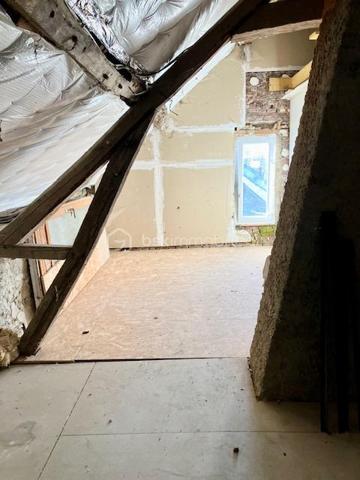 En Exclusivité avec votre agent immobilier Sylvain ORFANI du réseau BSK Immobilier, une maison de 130 m² située dans la charmante commune de Leuze dans l'Aisne.
Ce bien immobilier, niché au cœur d'un village typique de la Thiérache, se divise en deux parties distinctes. 
La première partie de la maison est en grande partie rénovée. Il comprend un vaste salon de 42 m², quatre chambres spacieuses dont deux au rez-de-chaussée et deux à l'étage, avec des surfaces comprises entre 11 et 14 m². La cuisine équipée a un style contemporain. Elle s'accompagne d'une salle de bain également mise au goût du jour. Au sol dans le salon et une chambre il y a un beau carrelage d'époque dans un état impeccable. 
Les travaux de finition à prévoir sont le revêtement de sol au 1er étage et salle de bain et peindre les murs. 
La seconde partie, indépendante, offre une surface de 47 m² (en dehors des 140 m2 de surface habitable )avec une entrée individuelle, idéale pour créer un logement autonome ou pour être rattachée à la partie principale en fonction des projets des futurs propriétaires. Cette seconde partie nécessite une rénovation complète, offrant un réel potentiel pour personnaliser cet espace unique. 

Il y a également un grand garage pour faire un atelier ou lieu de réception en été. 
..................
Exclusively with your real estate agent Sylvain ORFANI of the BSK Immobilier network, a 130 m² house located in the charming town of Leuze in the Aisne department.

This property, nestled in the heart of a typical Thiérache village, is divided into two distinct sections.

The first section of the house is largely renovated. It includes a spacious 42 m² living room, four large bedrooms (two on the ground floor and two upstairs) ranging in size from 11 to 14 m². The fitted kitchen has a contemporary style. It is complemented by a bathroom that has also been updated. The living room and one bedroom feature beautiful period tiles in impeccable condition.

The finishing work required includes flooring on the first floor and in the bathroom, and painting the walls. The second, independent section offers 47 m² of space (in addition to the 140 m² of living space) with its own entrance, ideal for creating a self-contained apartment or for connecting to the main house, depending on the future owners' plans. This second section requires complete renovation, offering real potential for personalizing this unique space.

There is also a large garage suitable for use as a workshop or summer reception area.