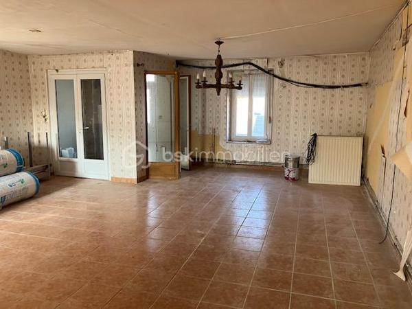 En Exclusivité avec votre agent immobilier Sylvain ORFANI du réseau BSK Immobilier, une maison de 130 m² située dans la charmante commune de Leuze dans l'Aisne.
Ce bien immobilier, niché au cœur d'un village typique de la Thiérache, se divise en deux parties distinctes. 
La première partie de la maison est en grande partie rénovée. Il comprend un vaste salon de 42 m², quatre chambres spacieuses dont deux au rez-de-chaussée et deux à l'étage, avec des surfaces comprises entre 11 et 14 m². La cuisine équipée a un style contemporain. Elle s'accompagne d'une salle de bain également mise au goût du jour. Au sol dans le salon et une chambre il y a un beau carrelage d'époque dans un état impeccable. 
Les travaux de finition à prévoir sont le revêtement de sol au 1er étage et salle de bain et peindre les murs. 
La seconde partie, indépendante, offre une surface de 47 m² (en dehors des 140 m2 de surface habitable )avec une entrée individuelle, idéale pour créer un logement autonome ou pour être rattachée à la partie principale en fonction des projets des futurs propriétaires. Cette seconde partie nécessite une rénovation complète, offrant un réel potentiel pour personnaliser cet espace unique. 

Il y a également un grand garage pour faire un atelier ou lieu de réception en été. 
..................
Exclusively with your real estate agent Sylvain ORFANI of the BSK Immobilier network, a 130 m² house located in the charming town of Leuze in the Aisne department.

This property, nestled in the heart of a typical Thiérache village, is divided into two distinct sections.

The first section of the house is largely renovated. It includes a spacious 42 m² living room, four large bedrooms (two on the ground floor and two upstairs) ranging in size from 11 to 14 m². The fitted kitchen has a contemporary style. It is complemented by a bathroom that has also been updated. The living room and one bedroom feature beautiful period tiles in impeccable condition.

The finishing work required includes flooring on the first floor and in the bathroom, and painting the walls. The second, independent section offers 47 m² of space (in addition to the 140 m² of living space) with its own entrance, ideal for creating a self-contained apartment or for connecting to the main house, depending on the future owners' plans. This second section requires complete renovation, offering real potential for personalizing this unique space.

There is also a large garage suitable for use as a workshop or summer reception area.