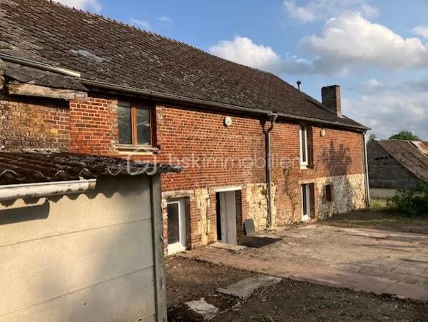En Exclusivité avec votre agent immobilier Sylvain ORFANI du réseau BSK Immobilier, une maison de 130 m² située dans la charmante commune de Leuze dans l'Aisne.
Ce bien immobilier, niché au cœur d'un village typique de la Thiérache, se divise en deux parties distinctes. 
La première partie de la maison est en grande partie rénovée. Il comprend un vaste salon de 42 m², quatre chambres spacieuses dont deux au rez-de-chaussée et deux à l'étage, avec des surfaces comprises entre 11 et 14 m². La cuisine équipée a un style contemporain. Elle s'accompagne d'une salle de bain également mise au goût du jour. Au sol dans le salon et une chambre il y a un beau carrelage d'époque dans un état impeccable. 
Les travaux de finition à prévoir sont le revêtement de sol au 1er étage et salle de bain et peindre les murs. 
La seconde partie, indépendante, offre une surface de 47 m² (en dehors des 140 m2 de surface habitable )avec une entrée individuelle, idéale pour créer un logement autonome ou pour être rattachée à la partie principale en fonction des projets des futurs propriétaires. Cette seconde partie nécessite une rénovation complète, offrant un réel potentiel pour personnaliser cet espace unique. 

Il y a également un grand garage pour faire un atelier ou lieu de réception en été. 
..................
Exclusively with your real estate agent Sylvain ORFANI of the BSK Immobilier network, a 130 m² house located in the charming town of Leuze in the Aisne department.

This property, nestled in the heart of a typical Thiérache village, is divided into two distinct sections.

The first section of the house is largely renovated. It includes a spacious 42 m² living room, four large bedrooms (two on the ground floor and two upstairs) ranging in size from 11 to 14 m². The fitted kitchen has a contemporary style. It is complemented by a bathroom that has also been updated. The living room and one bedroom feature beautiful period tiles in impeccable condition.

The finishing work required includes flooring on the first floor and in the bathroom, and painting the walls. The second, independent section offers 47 m² of space (in addition to the 140 m² of living space) with its own entrance, ideal for creating a self-contained apartment or for connecting to the main house, depending on the future owners' plans. This second section requires complete renovation, offering real potential for personalizing this unique space.

There is also a large garage suitable for use as a workshop or summer reception area.