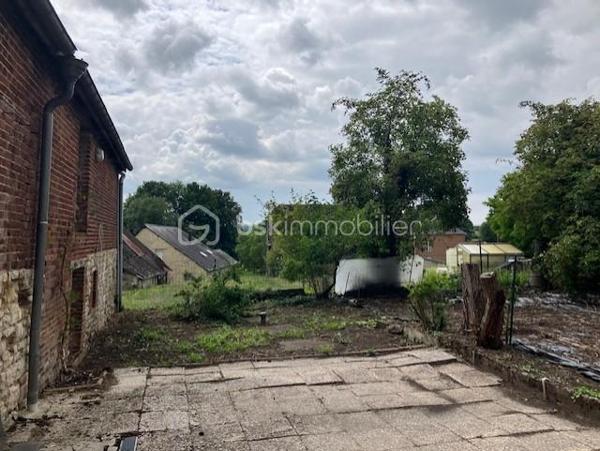 En Exclusivité avec votre agent immobilier Sylvain ORFANI du réseau BSK Immobilier, une maison de 130 m² située dans la charmante commune de Leuze dans l'Aisne.
Ce bien immobilier, niché au cœur d'un village typique de la Thiérache, se divise en deux parties distinctes. 
La première partie de la maison est en grande partie rénovée. Il comprend un vaste salon de 42 m², quatre chambres spacieuses dont deux au rez-de-chaussée et deux à l'étage, avec des surfaces comprises entre 11 et 14 m². La cuisine équipée a un style contemporain. Elle s'accompagne d'une salle de bain également mise au goût du jour. Au sol dans le salon et une chambre il y a un beau carrelage d'époque dans un état impeccable. 
Les travaux de finition à prévoir sont le revêtement de sol au 1er étage et salle de bain et peindre les murs. 
La seconde partie, indépendante, offre une surface de 47 m² (en dehors des 140 m2 de surface habitable )avec une entrée individuelle, idéale pour créer un logement autonome ou pour être rattachée à la partie principale en fonction des projets des futurs propriétaires. Cette seconde partie nécessite une rénovation complète, offrant un réel potentiel pour personnaliser cet espace unique. 

Il y a également un grand garage pour faire un atelier ou lieu de réception en été. 
..................
Exclusively with your real estate agent Sylvain ORFANI of the BSK Immobilier network, a 130 m² house located in the charming town of Leuze in the Aisne department.

This property, nestled in the heart of a typical Thiérache village, is divided into two distinct sections.

The first section of the house is largely renovated. It includes a spacious 42 m² living room, four large bedrooms (two on the ground floor and two upstairs) ranging in size from 11 to 14 m². The fitted kitchen has a contemporary style. It is complemented by a bathroom that has also been updated. The living room and one bedroom feature beautiful period tiles in impeccable condition.

The finishing work required includes flooring on the first floor and in the bathroom, and painting the walls. The second, independent section offers 47 m² of space (in addition to the 140 m² of living space) with its own entrance, ideal for creating a self-contained apartment or for connecting to the main house, depending on the future owners' plans. This second section requires complete renovation, offering real potential for personalizing this unique space.

There is also a large garage suitable for use as a workshop or summer reception area.