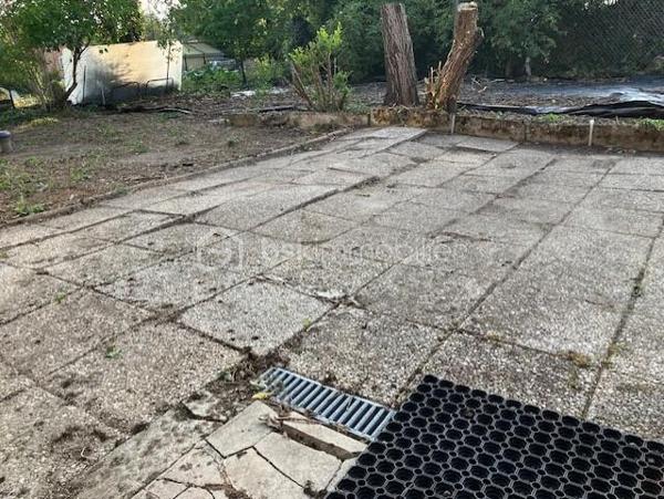 En Exclusivité avec votre agent immobilier Sylvain ORFANI du réseau BSK Immobilier, une maison de 130 m² située dans la charmante commune de Leuze dans l'Aisne.
Ce bien immobilier, niché au cœur d'un village typique de la Thiérache, se divise en deux parties distinctes. 
La première partie de la maison est en grande partie rénovée. Il comprend un vaste salon de 42 m², quatre chambres spacieuses dont deux au rez-de-chaussée et deux à l'étage, avec des surfaces comprises entre 11 et 14 m². La cuisine équipée a un style contemporain. Elle s'accompagne d'une salle de bain également mise au goût du jour. Au sol dans le salon et une chambre il y a un beau carrelage d'époque dans un état impeccable. 
Les travaux de finition à prévoir sont le revêtement de sol au 1er étage et salle de bain et peindre les murs. 
La seconde partie, indépendante, offre une surface de 47 m² (en dehors des 140 m2 de surface habitable )avec une entrée individuelle, idéale pour créer un logement autonome ou pour être rattachée à la partie principale en fonction des projets des futurs propriétaires. Cette seconde partie nécessite une rénovation complète, offrant un réel potentiel pour personnaliser cet espace unique. 

Il y a également un grand garage pour faire un atelier ou lieu de réception en été. 
..................
Exclusively with your real estate agent Sylvain ORFANI of the BSK Immobilier network, a 130 m² house located in the charming town of Leuze in the Aisne department.

This property, nestled in the heart of a typical Thiérache village, is divided into two distinct sections.

The first section of the house is largely renovated. It includes a spacious 42 m² living room, four large bedrooms (two on the ground floor and two upstairs) ranging in size from 11 to 14 m². The fitted kitchen has a contemporary style. It is complemented by a bathroom that has also been updated. The living room and one bedroom feature beautiful period tiles in impeccable condition.

The finishing work required includes flooring on the first floor and in the bathroom, and painting the walls. The second, independent section offers 47 m² of space (in addition to the 140 m² of living space) with its own entrance, ideal for creating a self-contained apartment or for connecting to the main house, depending on the future owners' plans. This second section requires complete renovation, offering real potential for personalizing this unique space.

There is also a large garage suitable for use as a workshop or summer reception area.