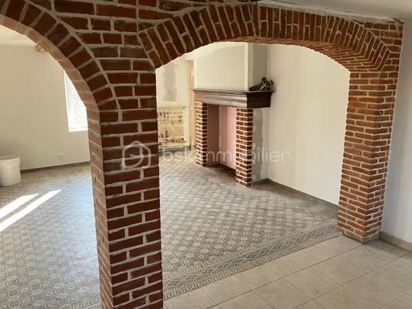 En Exclusivité avec votre agent immobilier Sylvain ORFANI du réseau BSK Immobilier, une maison de 130 m² située dans la charmante commune de Leuze dans l'Aisne.
Ce bien immobilier, niché au cœur d'un village typique de la Thiérache, se divise en deux parties distinctes. 
La première partie de la maison est en grande partie rénovée. Il comprend un vaste salon de 42 m², quatre chambres spacieuses dont deux au rez-de-chaussée et deux à l'étage, avec des surfaces comprises entre 11 et 14 m². La cuisine équipée a un style contemporain. Elle s'accompagne d'une salle de bain également mise au goût du jour. Au sol dans le salon et une chambre il y a un beau carrelage d'époque dans un état impeccable. 
Les travaux de finition à prévoir sont le revêtement de sol au 1er étage et salle de bain et peindre les murs. 
La seconde partie, indépendante, offre une surface de 47 m² (en dehors des 140 m2 de surface habitable )avec une entrée individuelle, idéale pour créer un logement autonome ou pour être rattachée à la partie principale en fonction des projets des futurs propriétaires. Cette seconde partie nécessite une rénovation complète, offrant un réel potentiel pour personnaliser cet espace unique. 

Il y a également un grand garage pour faire un atelier ou lieu de réception en été. 
..................
Exclusively with your real estate agent Sylvain ORFANI of the BSK Immobilier network, a 130 m² house located in the charming town of Leuze in the Aisne department.

This property, nestled in the heart of a typical Thiérache village, is divided into two distinct sections.

The first section of the house is largely renovated. It includes a spacious 42 m² living room, four large bedrooms (two on the ground floor and two upstairs) ranging in size from 11 to 14 m². The fitted kitchen has a contemporary style. It is complemented by a bathroom that has also been updated. The living room and one bedroom feature beautiful period tiles in impeccable condition.

The finishing work required includes flooring on the first floor and in the bathroom, and painting the walls. The second, independent section offers 47 m² of space (in addition to the 140 m² of living space) with its own entrance, ideal for creating a self-contained apartment or for connecting to the main house, depending on the future owners' plans. This second section requires complete renovation, offering real potential for personalizing this unique space.

There is also a large garage suitable for use as a workshop or summer reception area.