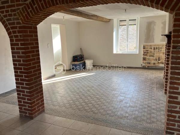 En Exclusivité avec votre agent immobilier Sylvain ORFANI du réseau BSK Immobilier, une maison de 130 m² située dans la charmante commune de Leuze dans l'Aisne.
Ce bien immobilier, niché au cœur d'un village typique de la Thiérache, se divise en deux parties distinctes. 
La première partie de la maison est en grande partie rénovée. Il comprend un vaste salon de 42 m², quatre chambres spacieuses dont deux au rez-de-chaussée et deux à l'étage, avec des surfaces comprises entre 11 et 14 m². La cuisine équipée a un style contemporain. Elle s'accompagne d'une salle de bain également mise au goût du jour. Au sol dans le salon et une chambre il y a un beau carrelage d'époque dans un état impeccable. 
Les travaux de finition à prévoir sont le revêtement de sol au 1er étage et salle de bain et peindre les murs. 
La seconde partie, indépendante, offre une surface de 47 m² (en dehors des 140 m2 de surface habitable )avec une entrée individuelle, idéale pour créer un logement autonome ou pour être rattachée à la partie principale en fonction des projets des futurs propriétaires. Cette seconde partie nécessite une rénovation complète, offrant un réel potentiel pour personnaliser cet espace unique. 

Il y a également un grand garage pour faire un atelier ou lieu de réception en été. 
..................
Exclusively with your real estate agent Sylvain ORFANI of the BSK Immobilier network, a 130 m² house located in the charming town of Leuze in the Aisne department.

This property, nestled in the heart of a typical Thiérache village, is divided into two distinct sections.

The first section of the house is largely renovated. It includes a spacious 42 m² living room, four large bedrooms (two on the ground floor and two upstairs) ranging in size from 11 to 14 m². The fitted kitchen has a contemporary style. It is complemented by a bathroom that has also been updated. The living room and one bedroom feature beautiful period tiles in impeccable condition.

The finishing work required includes flooring on the first floor and in the bathroom, and painting the walls. The second, independent section offers 47 m² of space (in addition to the 140 m² of living space) with its own entrance, ideal for creating a self-contained apartment or for connecting to the main house, depending on the future owners' plans. This second section requires complete renovation, offering real potential for personalizing this unique space.

There is also a large garage suitable for use as a workshop or summer reception area.