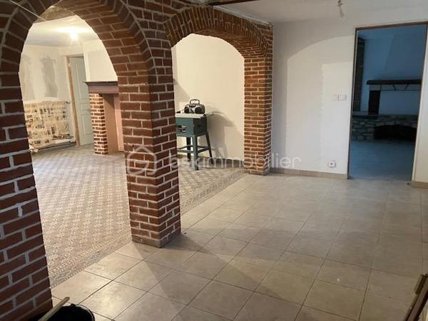 En Exclusivité avec votre agent immobilier Sylvain ORFANI du réseau BSK Immobilier, une maison de 130 m² située dans la charmante commune de Leuze dans l'Aisne.
Ce bien immobilier, niché au cœur d'un village typique de la Thiérache, se divise en deux parties distinctes. 
La première partie de la maison est en grande partie rénovée. Il comprend un vaste salon de 42 m², quatre chambres spacieuses dont deux au rez-de-chaussée et deux à l'étage, avec des surfaces comprises entre 11 et 14 m². La cuisine équipée a un style contemporain. Elle s'accompagne d'une salle de bain également mise au goût du jour. Au sol dans le salon et une chambre il y a un beau carrelage d'époque dans un état impeccable. 
Les travaux de finition à prévoir sont le revêtement de sol au 1er étage et salle de bain et peindre les murs. 
La seconde partie, indépendante, offre une surface de 47 m² (en dehors des 140 m2 de surface habitable )avec une entrée individuelle, idéale pour créer un logement autonome ou pour être rattachée à la partie principale en fonction des projets des futurs propriétaires. Cette seconde partie nécessite une rénovation complète, offrant un réel potentiel pour personnaliser cet espace unique. 

Il y a également un grand garage pour faire un atelier ou lieu de réception en été. 
..................
Exclusively with your real estate agent Sylvain ORFANI of the BSK Immobilier network, a 130 m² house located in the charming town of Leuze in the Aisne department.

This property, nestled in the heart of a typical Thiérache village, is divided into two distinct sections.

The first section of the house is largely renovated. It includes a spacious 42 m² living room, four large bedrooms (two on the ground floor and two upstairs) ranging in size from 11 to 14 m². The fitted kitchen has a contemporary style. It is complemented by a bathroom that has also been updated. The living room and one bedroom feature beautiful period tiles in impeccable condition.

The finishing work required includes flooring on the first floor and in the bathroom, and painting the walls. The second, independent section offers 47 m² of space (in addition to the 140 m² of living space) with its own entrance, ideal for creating a self-contained apartment or for connecting to the main house, depending on the future owners' plans. This second section requires complete renovation, offering real potential for personalizing this unique space.

There is also a large garage suitable for use as a workshop or summer reception area.