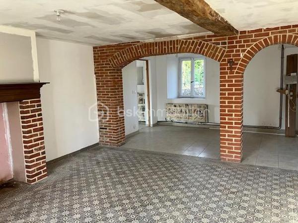 En Exclusivité avec votre agent immobilier Sylvain ORFANI du réseau BSK Immobilier, une maison de 130 m² située dans la charmante commune de Leuze dans l'Aisne.
Ce bien immobilier, niché au cœur d'un village typique de la Thiérache, se divise en deux parties distinctes. 
La première partie de la maison est en grande partie rénovée. Il comprend un vaste salon de 42 m², quatre chambres spacieuses dont deux au rez-de-chaussée et deux à l'étage, avec des surfaces comprises entre 11 et 14 m². La cuisine équipée a un style contemporain. Elle s'accompagne d'une salle de bain également mise au goût du jour. Au sol dans le salon et une chambre il y a un beau carrelage d'époque dans un état impeccable. 
Les travaux de finition à prévoir sont le revêtement de sol au 1er étage et salle de bain et peindre les murs. 
La seconde partie, indépendante, offre une surface de 47 m² (en dehors des 140 m2 de surface habitable )avec une entrée individuelle, idéale pour créer un logement autonome ou pour être rattachée à la partie principale en fonction des projets des futurs propriétaires. Cette seconde partie nécessite une rénovation complète, offrant un réel potentiel pour personnaliser cet espace unique. 

Il y a également un grand garage pour faire un atelier ou lieu de réception en été. 
..................
Exclusively with your real estate agent Sylvain ORFANI of the BSK Immobilier network, a 130 m² house located in the charming town of Leuze in the Aisne department.

This property, nestled in the heart of a typical Thiérache village, is divided into two distinct sections.

The first section of the house is largely renovated. It includes a spacious 42 m² living room, four large bedrooms (two on the ground floor and two upstairs) ranging in size from 11 to 14 m². The fitted kitchen has a contemporary style. It is complemented by a bathroom that has also been updated. The living room and one bedroom feature beautiful period tiles in impeccable condition.

The finishing work required includes flooring on the first floor and in the bathroom, and painting the walls. The second, independent section offers 47 m² of space (in addition to the 140 m² of living space) with its own entrance, ideal for creating a self-contained apartment or for connecting to the main house, depending on the future owners' plans. This second section requires complete renovation, offering real potential for personalizing this unique space.

There is also a large garage suitable for use as a workshop or summer reception area.