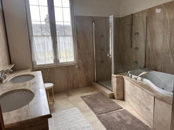 Maison
         7 pièces
        - 250 m² 439 000 € *
