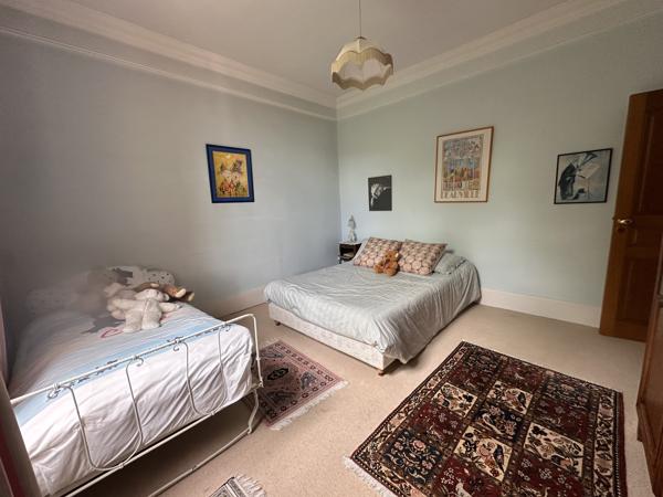 Maison
         7 pièces
        - 250 m² 439 000 € *