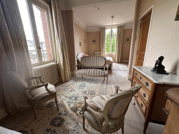 Maison
         7 pièces
        - 250 m² 439 000 € *