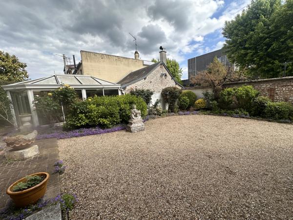 Maison
         7 pièces
        - 250 m² 439 000 € *