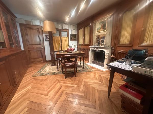 Maison
         7 pièces
        - 250 m² 439 000 € *