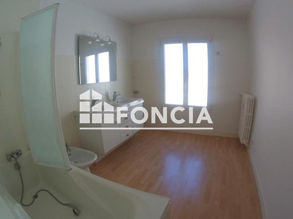Location Appartement 4 pièces 96.22 m² - 17 PLACE DES HALLES Chartres 28000
