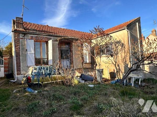 Maison de village comprenant une entrée sur cuisine, un salon, une chambre et une salle d'eau a...