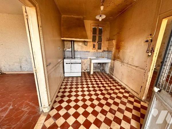 Maison de village comprenant une entrée sur cuisine, un salon, une chambre et une salle d'eau a...