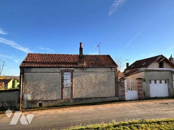 Maison de village comprenant une entrée sur cuisine, un salon, une chambre et une salle d'eau a...
