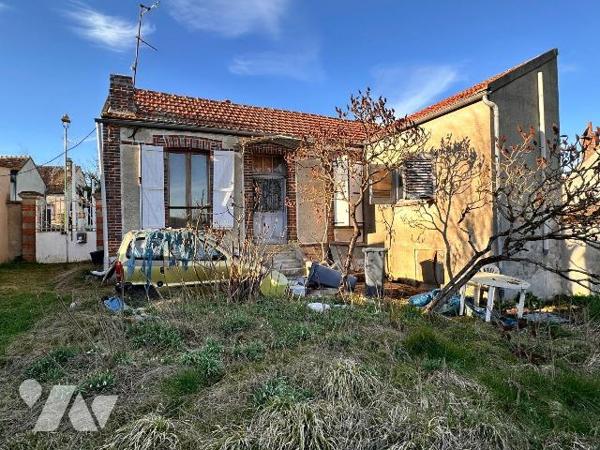 Maison de village comprenant une entrée sur cuisine, un salon, une chambre et une salle d'eau a...