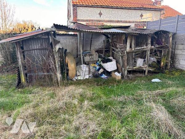 Maison de village comprenant une entrée sur cuisine, un salon, une chambre et une salle d'eau a...