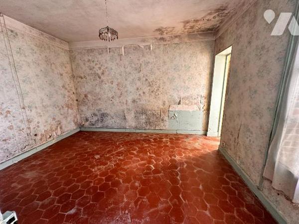 Maison de village comprenant une entrée sur cuisine, un salon, une chambre et une salle d'eau a...