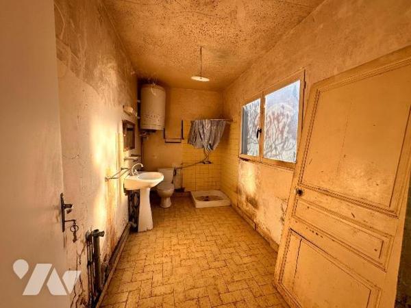 Maison de village comprenant une entrée sur cuisine, un salon, une chambre et une salle d'eau a...