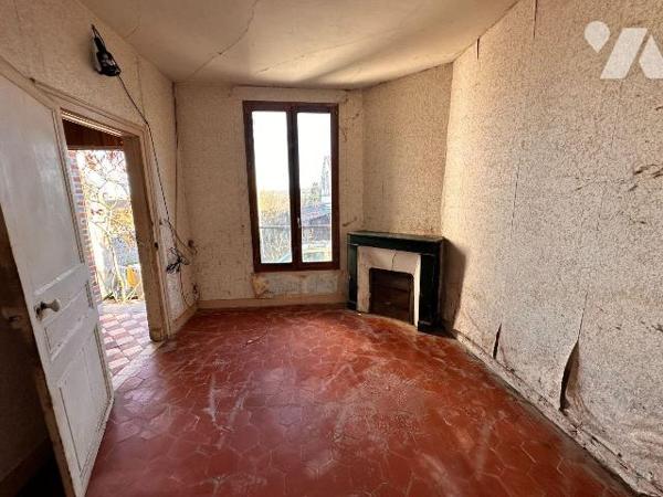 Maison de village comprenant une entrée sur cuisine, un salon, une chambre et une salle d'eau a...