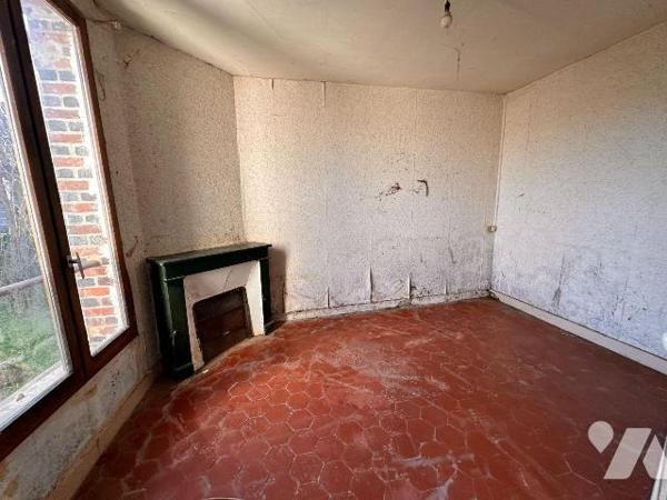 Maison de village comprenant une entrée sur cuisine, un salon, une chambre et une salle d'eau a...