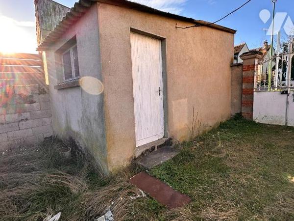 Maison de village comprenant une entrée sur cuisine, un salon, une chambre et une salle d'eau a...