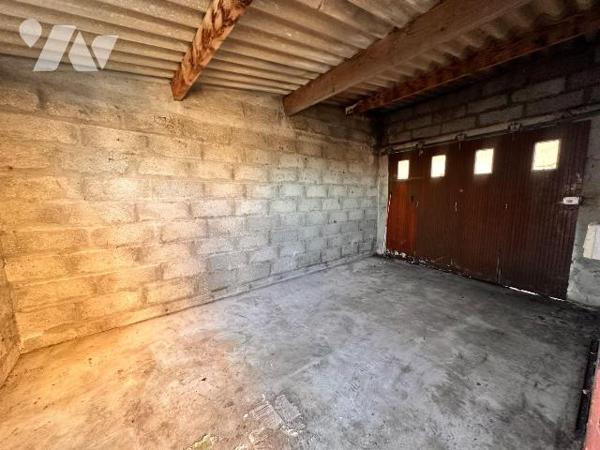 Maison de village comprenant une entrée sur cuisine, un salon, une chambre et une salle d'eau a...