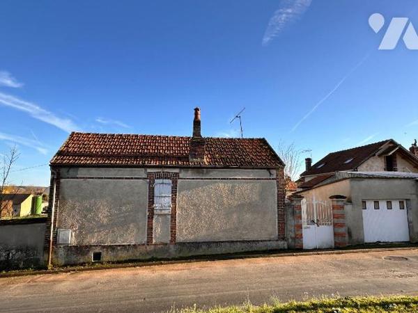 Maison de village comprenant une entrée sur cuisine, un salon, une chambre et une salle d'eau a...