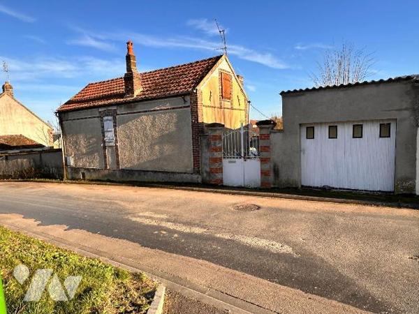 Maison de village comprenant une entrée sur cuisine, un salon, une chambre et une salle d'eau a...