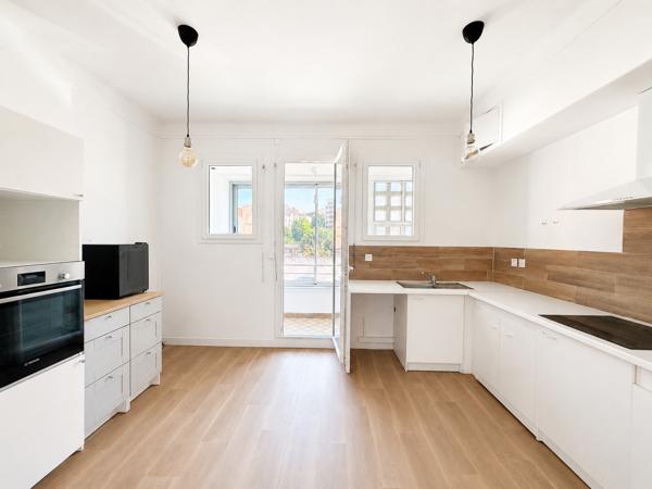 Appartement
         3 pièces
        - 92 m² 330 000 € *