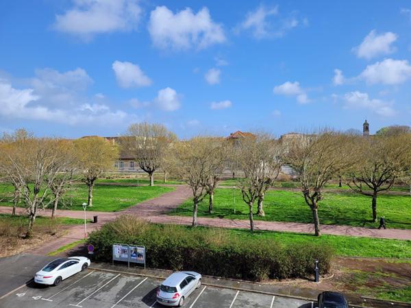 ROCHEFORT dans résidence avec ascenseur - appartement de 83 m² de type 3 avec place de parking