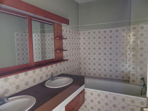 ROCHEFORT dans résidence avec ascenseur - appartement de 83 m² de type 3 avec place de parking