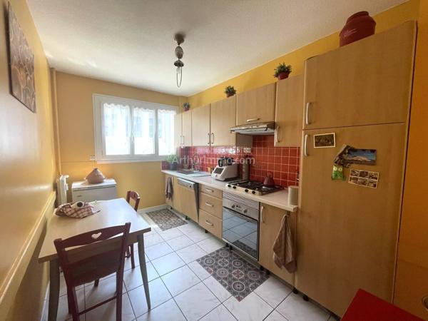Vente                                                      Appartement
                        
                     3 pièces                      80 m2                     à Corbelin