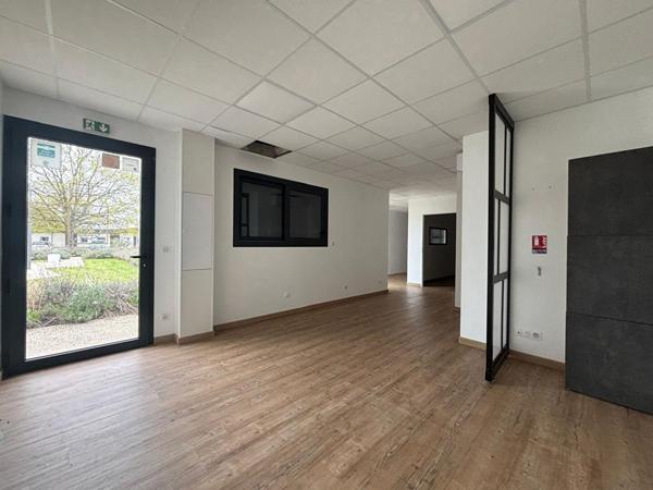 Local commercial neuf à louer - LE PASSAGE, emplacement idéal avec stationnement !