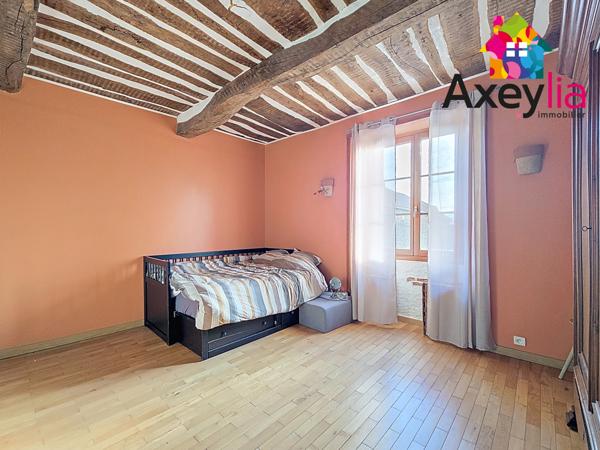 Charlieu (42190) A VENDRE - SECTEUR CHARLIEU - GRANDE MAISON AVEC CHARME