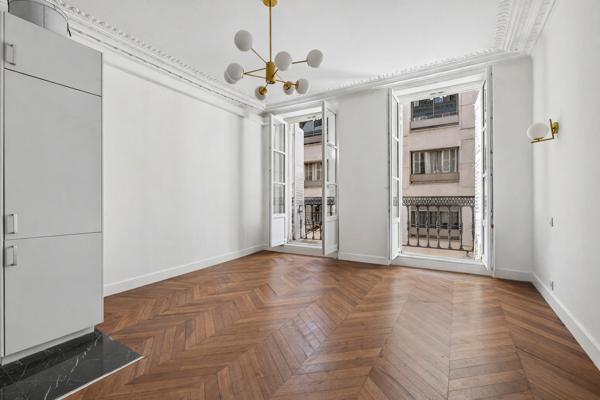 À VENDRE ! Studio rénové de 24 m² avec balcon, immeuble ancien du XVIIe, secteur Palais Royal - Louvre/Richelieu