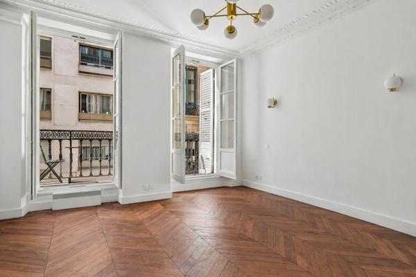 À VENDRE ! Studio rénové de 24 m² avec balcon, immeuble ancien du XVIIe, secteur Palais Royal - Louvre/Richelieu