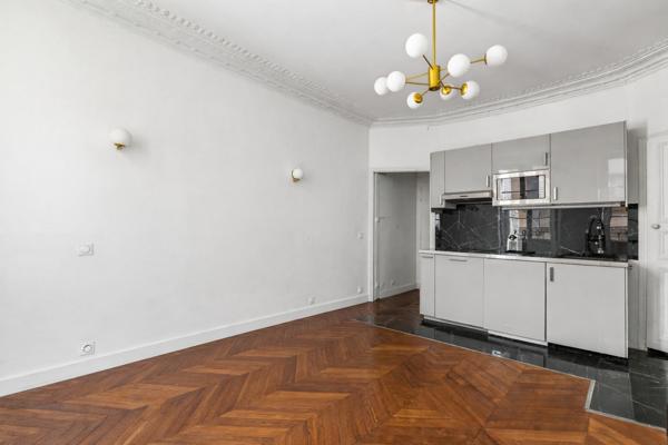 À VENDRE ! Studio rénové de 24 m² avec balcon, immeuble ancien du XVIIe, secteur Palais Royal - Louvre/Richelieu