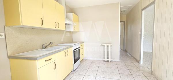 MAISON DE PLAIN-PIED - VIBRAC ENTRE ANGOULEME ET COGNAC - COUR ET EMPLACEMENT POUR VEHICULE