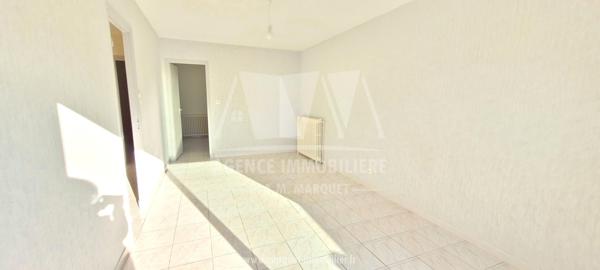 MAISON DE PLAIN-PIED - VIBRAC ENTRE ANGOULEME ET COGNAC - COUR ET EMPLACEMENT POUR VEHICULE