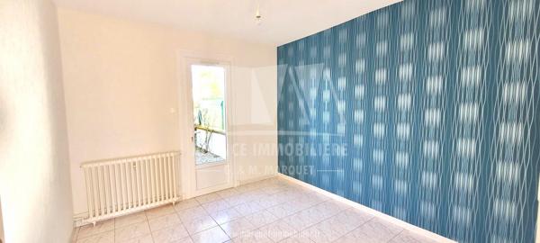 MAISON DE PLAIN-PIED - VIBRAC ENTRE ANGOULEME ET COGNAC - COUR ET EMPLACEMENT POUR VEHICULE