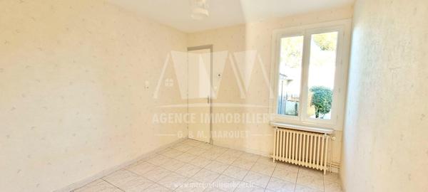 MAISON DE PLAIN-PIED - VIBRAC ENTRE ANGOULEME ET COGNAC - COUR ET EMPLACEMENT POUR VEHICULE
