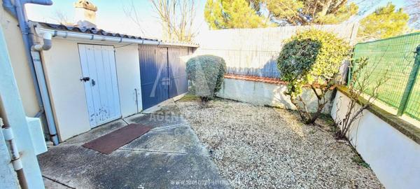 MAISON DE PLAIN-PIED - VIBRAC ENTRE ANGOULEME ET COGNAC - COUR ET EMPLACEMENT POUR VEHICULE