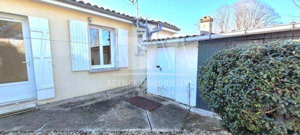 MAISON DE PLAIN-PIED - VIBRAC ENTRE ANGOULEME ET COGNAC - COUR ET EMPLACEMENT POUR VEHICULE